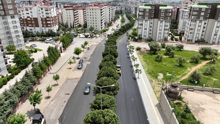 Büyükşehir, Ahır Dağı Caddesi’nde Asfalt Mesaisini Sürdürüyor.