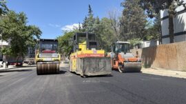 Büyükşehir, Cahit Zarifoğlu Caddesi’nde Asfalt Serimine Başladı.