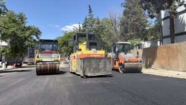 Büyükşehir, Cahit Zarifoğlu Caddesi’nde Asfalt Serimine Başladı.