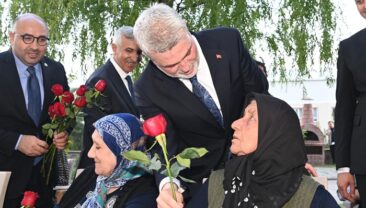 Bayram Coşkusu Şehrin Ulu Çınarlarıyla Paylaşıldı.