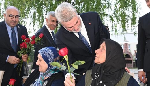 Bayram Coşkusu Şehrin Ulu Çınarlarıyla Paylaşıldı.
