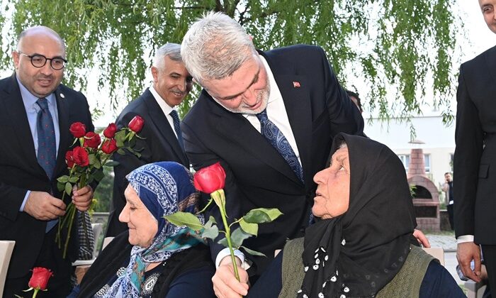 Bayram Coşkusu Şehrin Ulu Çınarlarıyla Paylaşıldı.