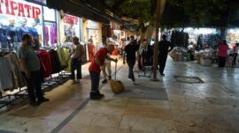 Büyükşehir, Bayram Öncesi Sahada Temizlik Uygulamalarını Kesintisiz Sürdürüyor.