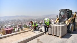 BALLICA MAHALLESİ’NDE KİLİT PARKE KALDIRIM VE MERDİVEN ÇALIŞMALARI TAMAMLANDI.