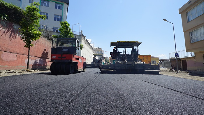 Büyükşehir, Dulkadiroğlu Gazneliler Caddesi’nde Asfalt Mesaisine Başladı.