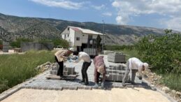 Büyükşehir’den Çağlayancerit Kırsalına 3 Bin Metrekarelik Kilit Parke.