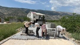 Büyükşehir’den Çağlayancerit Kırsalına 3 Bin Metrekarelik Kilit Parke.