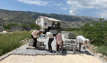 Büyükşehir’den Çağlayancerit Kırsalına 3 Bin Metrekarelik Kilit Parke.