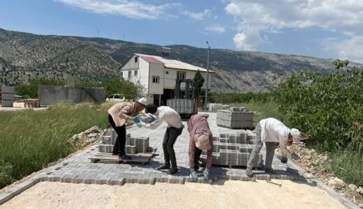 Büyükşehir’den Çağlayancerit Kırsalına 3 Bin Metrekarelik Kilit Parke.