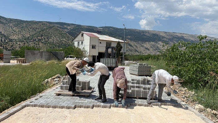 Büyükşehir’den Çağlayancerit Kırsalına 3 Bin Metrekarelik Kilit Parke.