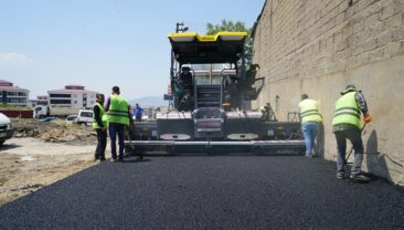 Büyükşehir, Menderes Mahallesi’nde Sıcak Asfalt Serimine Başladı.