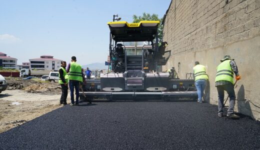 Büyükşehir, Menderes Mahallesi’nde Sıcak Asfalt Serimine Başladı.