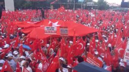 ANKARA TANDOĞAN MEYDANI TÜRK BAYRAKLARIYLA ÇİÇEK BAHÇESİNE DÖNDÜ.
