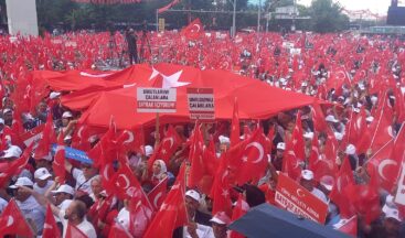 ANKARA TANDOĞAN MEYDANI TÜRK BAYRAKLARIYLA ÇİÇEK BAHÇESİNE DÖNDÜ.