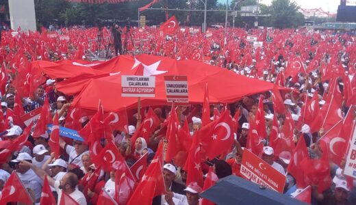 ANKARA TANDOĞAN MEYDANI TÜRK BAYRAKLARIYLA ÇİÇEK BAHÇESİNE DÖNDÜ.