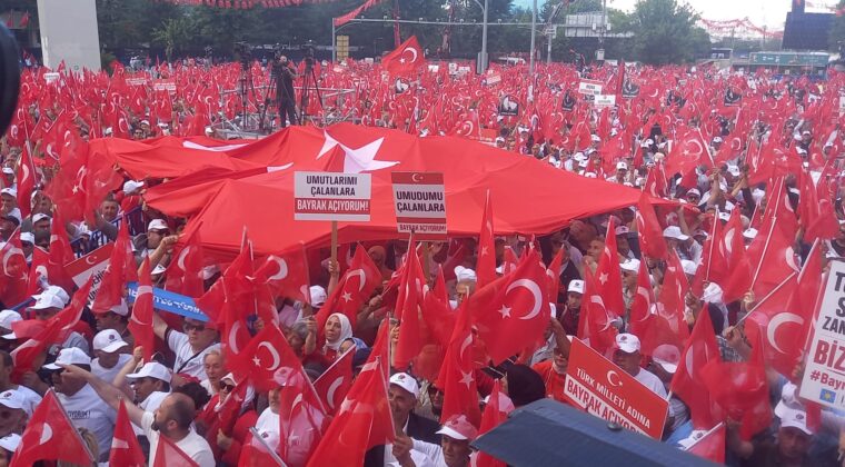 ANKARA TANDOĞAN MEYDANI TÜRK BAYRAKLARIYLA ÇİÇEK BAHÇESİNE DÖNDÜ.