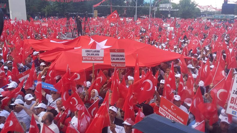 ANKARA TANDOĞAN MEYDANI TÜRK BAYRAKLARIYLA ÇİÇEK BAHÇESİNE DÖNDÜ.