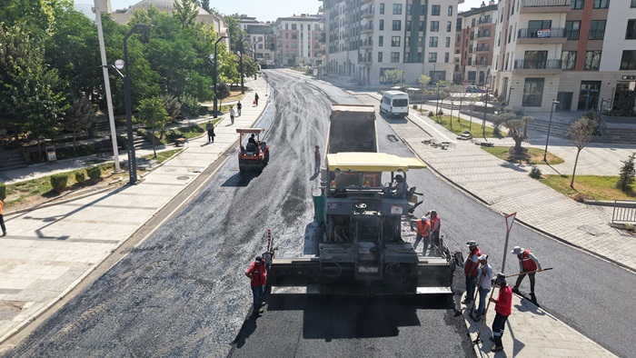 Büyükşehir, Zübeyde Hanım’da İkinci Etaba Başladı; Son Kat Asfalt Seriliyor.