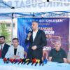 Başkan Toptaş önce aşure dağıttı, sonra vatandaşların sorularını yanıtladı.