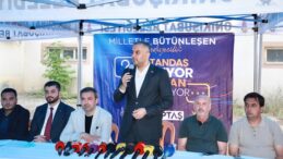 Başkan Toptaş önce aşure dağıttı, sonra vatandaşların sorularını yanıtladı.
