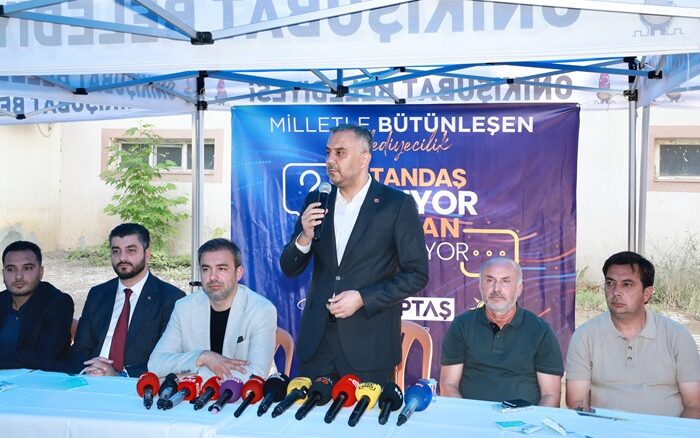 Başkan Toptaş önce aşure dağıttı, sonra vatandaşların sorularını yanıtladı.