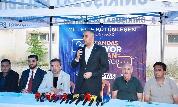 Başkan Toptaş önce aşure dağıttı, sonra vatandaşların sorularını yanıtladı.