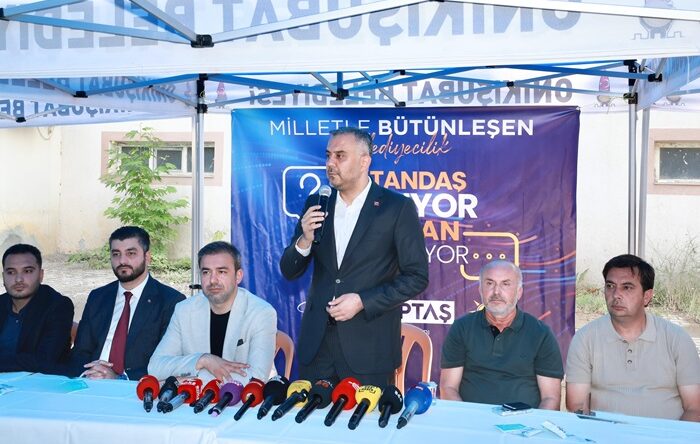 Başkan Toptaş önce aşure dağıttı, sonra vatandaşların sorularını yanıtladı.