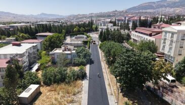 Büyükşehir’in Dulkadiroğlu Bahçelievler’de Asfalt Mesaisi Kesintisiz Sürüyor.