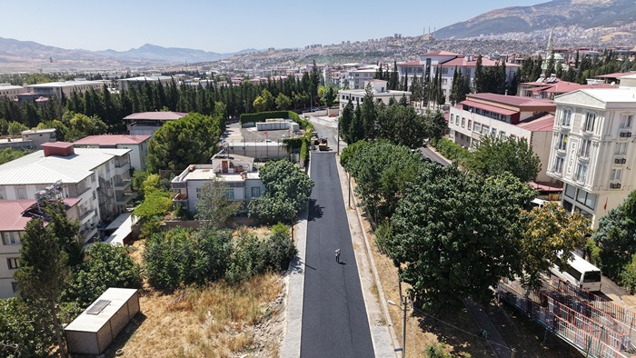 Büyükşehir’in Dulkadiroğlu Bahçelievler’de Asfalt Mesaisi Kesintisiz Sürüyor.