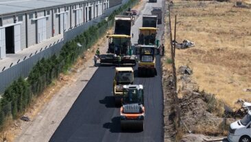 Büyükşehir, Dulkadiroğlu Gençosman’da Asfalt Mesaisini Sürdürüyor.