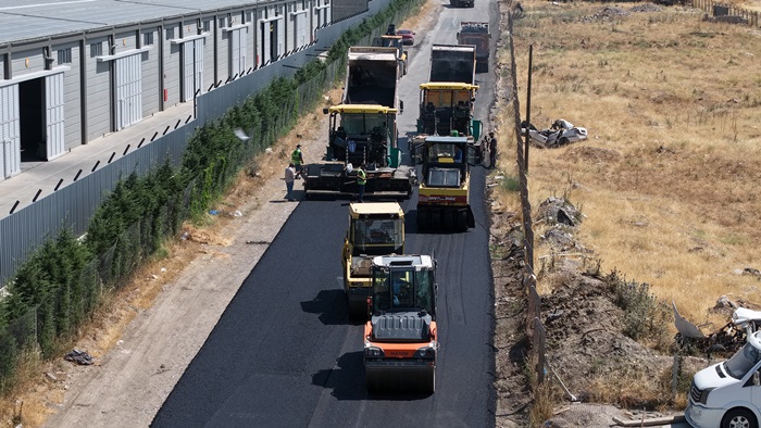 Büyükşehir, Dulkadiroğlu Gençosman’da Asfalt Mesaisini Sürdürüyor.