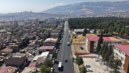 Büyükşehir, Şeyh Adil ve Girne Caddelerini Sıcak Asfaltla Yeniledi.