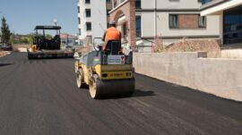 Büyükşehir, Pazarcık’ta Asfalt Mesaini Ahmet Bozdağ Mahallesi’nde Sürdürüyor.