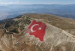 Dünyanın en büyük Türk Bayrağı, yeniden ilk günkü görkemine kavuştu.