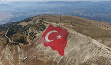 Dünyanın en büyük Türk Bayrağı, yeniden ilk günkü görkemine kavuştu.