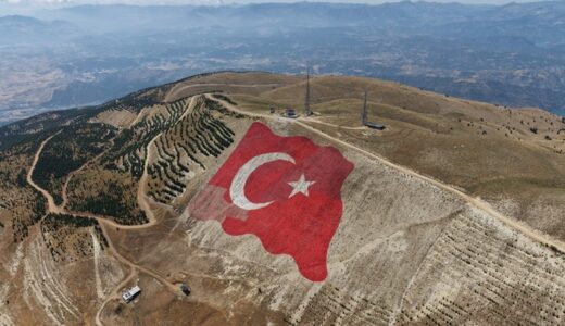 Dünyanın en büyük Türk Bayrağı, yeniden ilk günkü görkemine kavuştu.
