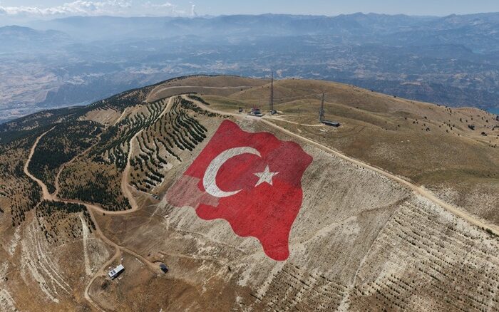 Dünyanın en büyük Türk Bayrağı, yeniden ilk günkü görkemine kavuştu.