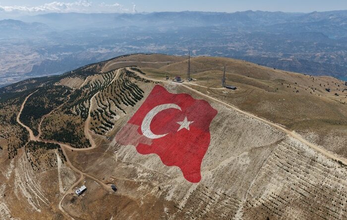 Dünyanın en büyük Türk Bayrağı, yeniden ilk günkü görkemine kavuştu.