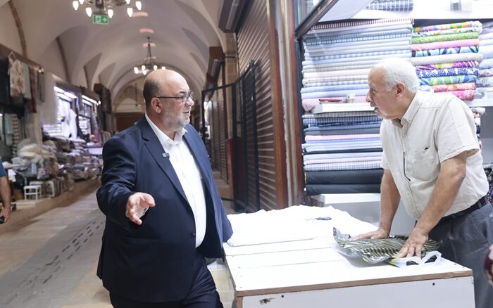 BAŞKAN AKPINAR, RESTORASYONU TAMAMLANAN TARİHÎ KAPALI ÇARŞIDA ESNAFLA BULUŞTU.