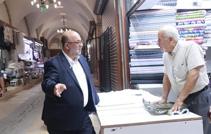 BAŞKAN AKPINAR, RESTORASYONU TAMAMLANAN TARİHÎ KAPALI ÇARŞIDA ESNAFLA BULUŞTU.