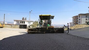 Büyükşehir, Dulkadiroğlu Ballıca Mahallesi’nde Asfalt Mesaisini Sürdürüyor.