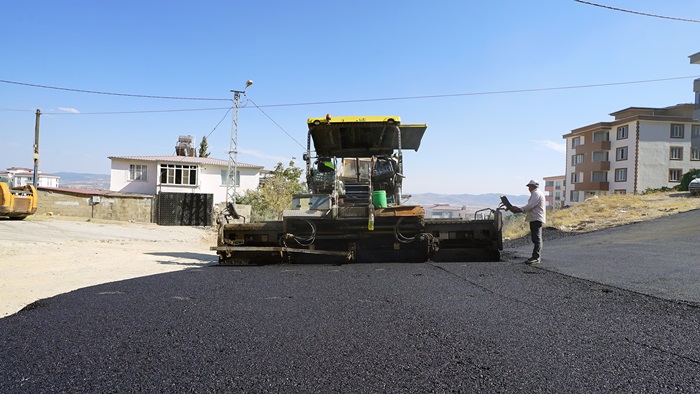 Büyükşehir, Dulkadiroğlu Ballıca Mahallesi’nde Asfalt Mesaisini Sürdürüyor.