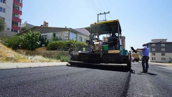 Büyükşehir, Dulkadiroğlu’nda Mehmet Esenceli Caddesi’nin Asfaltını Yeniliyor.