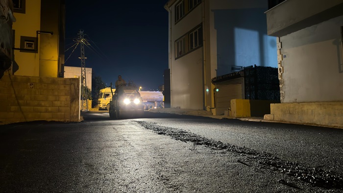 Büyükşehir’den Dulkadiroğlu Yahya Kemal’de Gece Asfalt Mesaisi.