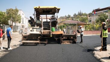 Büyükşehir, Dulkadiroğlu Ballıca’da Asfalt Mesaisini Durmaksızın Sürdürüyor.
