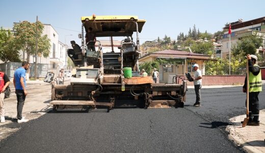 Büyükşehir, Dulkadiroğlu Ballıca’da Asfalt Mesaisini Durmaksızın Sürdürüyor.