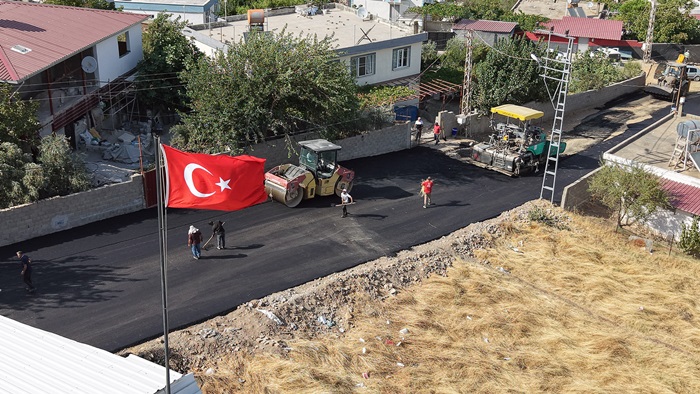 Büyükşehir,  Onikişubat Kırsalında Yol Yatırımlarını Artırarak Sürdürüyor.