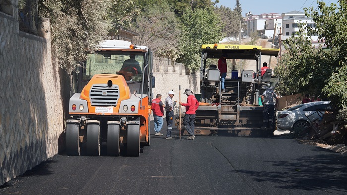 Büyükşehir, Onikişubat Kâtip Çelebi Caddesi’ni Asfaltlıyor.